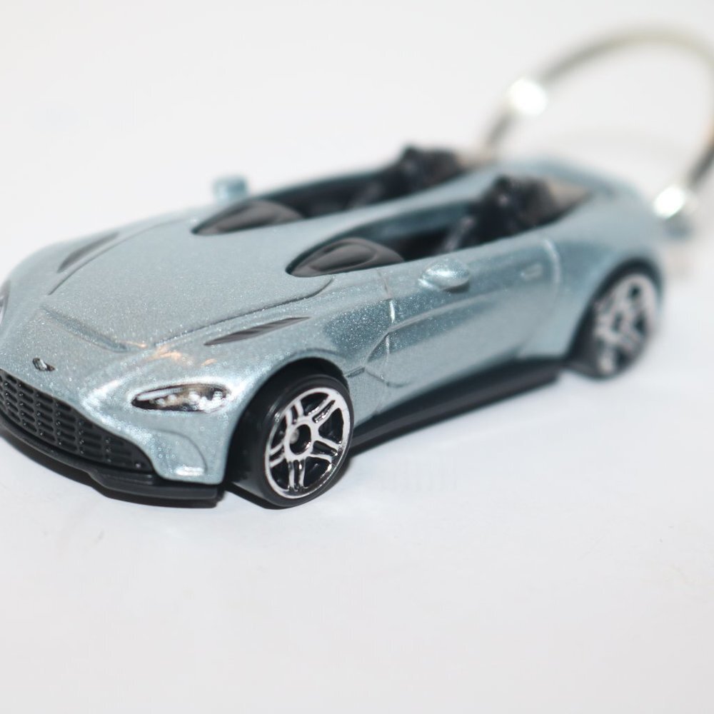 Hot Wheels Exotics 2020 Aston Martin V12 Speedster CUSTOM keychain W/card